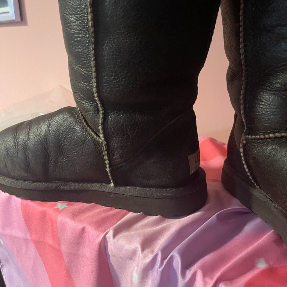 Ugg boot women like leather material